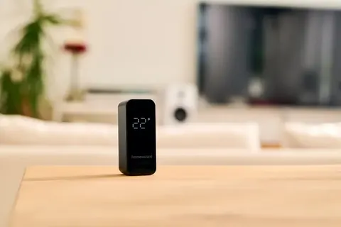 De HomeWizard Temperature Humidity Meter op een houten tafel in de woonkamer