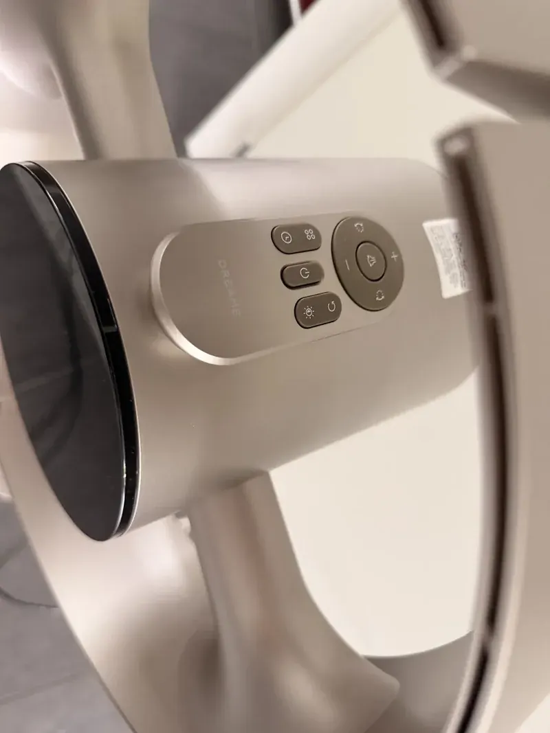 De magnetische afstandsbediening bovenop de Dreame MF10