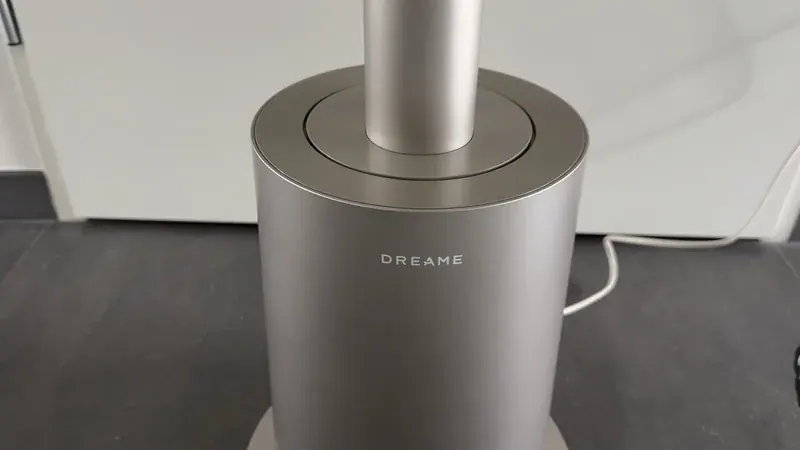 De metalen voet van de Dreame MF10 met het Dreame-logo