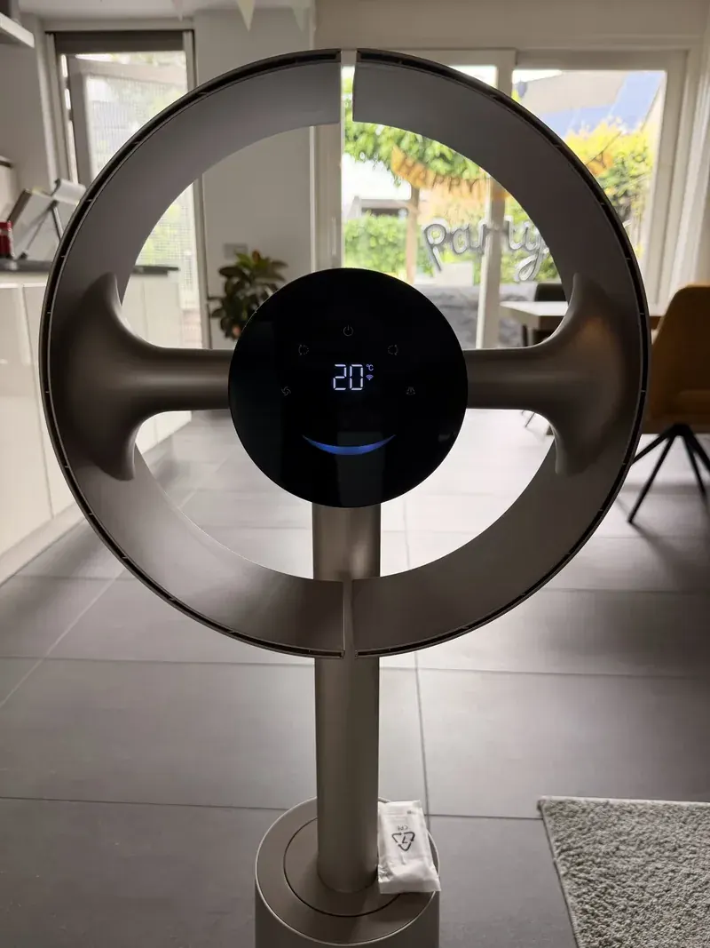 De Dreame MF10 in de woonkamer met de vleugels als gesloten ring