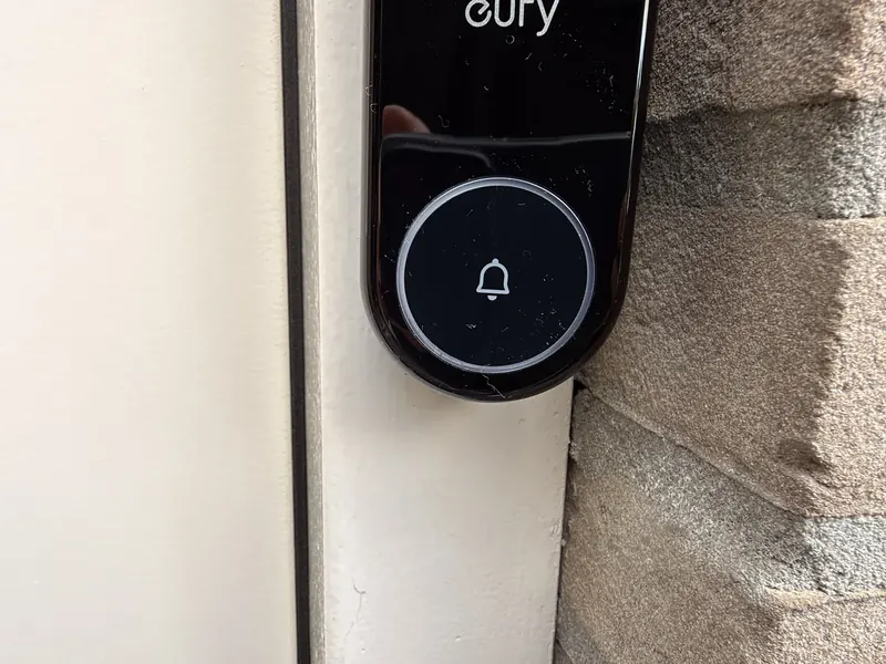 Belknop van de Eufy Video Doorbell S4 met lichtring en belletje