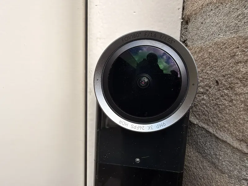 Close-up van de lens van de Eufy Video Doorbell S4 met gravure FOV180° F/1.6 1/1.55 inch, 9MP 3K 24FPS HDR